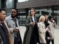 
    Study finds when people break from herd to make better decision
    