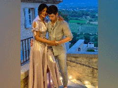 
      
      Priyanka Chopra, Nick Jonas are all lovey-dovey in the 'city...
      
      