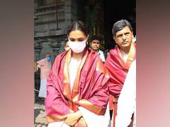 
      
      Deepika visits Tirupati with father Prakash Padukone 
      
      