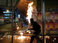 
      
      Demonstrators set streets ablaze in central Hong Kong
      
      