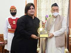 
      
      Governor of Maharashtra unveils the trophy
      
      