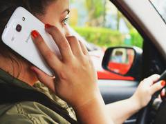 
    Novice drivers talking on hand-held smartphones more likely to run red-lights: Study
    