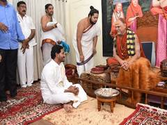 
      
      Jagan Reddy seeks blessings of Swami Swaroopananda Saraswati
      
      