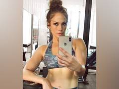 
      
      Jennifer Lopez shows off ripped body in mid-workout picture
      
      