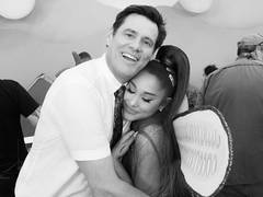 
      
      Jim Carrey praises Ariana Grande
      
      