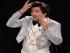 
      
      Jimmy Fallon plays love-obsessed Harry Styles amid romance...
      
      