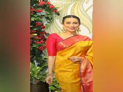 
      
      I used to wear my nani's sarees when I was a kid: Karisma Kapoor 
      
      