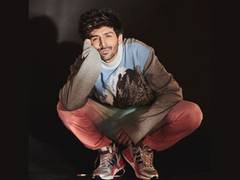 
      
      Fans love Kartik Aaryan's pictures, even blurry clicks
      
      