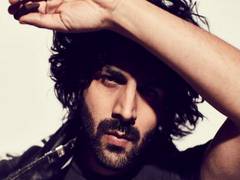 
      
      Kartik Aaryan loves his pink surgical mask
      
      