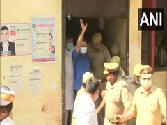 
      
      Arvind Kejriwal appears before UP's Sultanpur court in 2014...
      
      