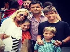 
      
      Kelly Ripa celebrates thanksgiving with throwback family pictures
      
      
