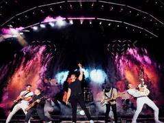 
      
      Priyanka Chopra, Danielle Jonas cheer for Jonas brothers...
      
      