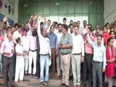 
      
      UP: KGMU workers on strike over pending allowance in Lucknow
      
      