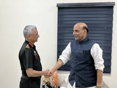 
      
      Rajnath Singh meets Gen Naravane
      
      