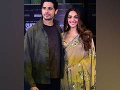 
      
      Sidharth, Kiara attend Eid party
      
      