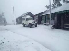 
      Himachal Pradesh: Snowfalls causes road blockade in Kinnaur, temperatures dips in different districts
      