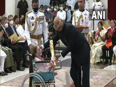 
      
      Singer Sulochana Chavan receives Padma Shri 
      
      