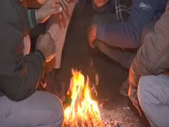 
      
      People in Delhi, UP brave bone-chilling cold wave
      
      