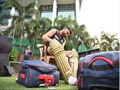 
      
      Virat Kohli shows sassy moves on 'Oo Antava' from 'Pushpa'
      
      