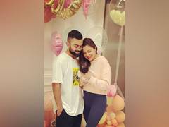 
      
      Anushka Sharma, Virat Kohli celebrate as daughter Vamika...
      
      