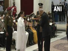 
      
      President Kovind confers Shaurya Chakra on Lance Naik Sandeep...
      
      