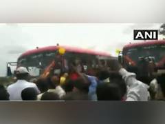
      
      K'taka: Protesters block HD Kumaraswamy's convoy in Raichur
      
      