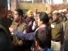 
      
      Congress' Alka Lamba tries to slap AAP worker at polling booth
      
      