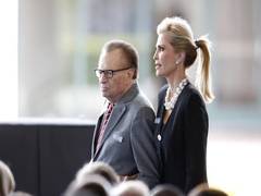 
      
      Larry King's estranged wife breaks silence on divorce
      
      