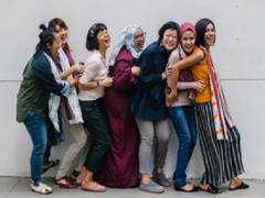 
    Study suggests the way people laugh can reveal their cultural group
    