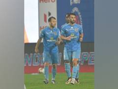 
      
      ISL 7: Le Fondre's late penalty helps Mumbai beat Goa 1-0
      
      
