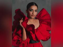 
      
      Soon-to-be-mom actor Sonam Kapoor shares a radiant selfie
      
      