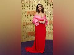
    Mandy Moore flaunts her extravagant outfit at Emmy Awards
    