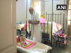 
      
      PM Modi pays obeisance at Belur Math in Howrah
      
      