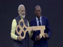 
      
      Modi given key to Houston on arrival at 'Howdy, Modi!'
      
      