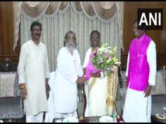 
      
      NDA presidential candidate Droupadi Murmu meets Jharkhand CM 
      
      