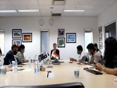 
      
      Australia has difficulties in having economic relationship...
      
      