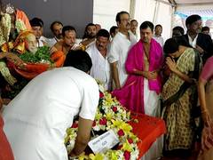
      
      Sitharaman pays tribute to Vishwesha Teertha Swami in Bengaluru 
      
      