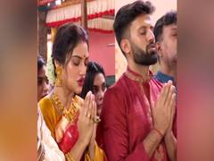 
    Nusrat Jahan offers prayer with husband Nikhil Jain on Durga Ashtami
    