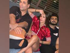 
      
      Arjun Kapoor, Malaika Arora attend cosy get-together with...
      
      