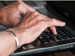 
    Study links daily internet use to increased social isolation among elderly
    