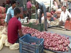 
      
      Delhi: Onions continue to sell at Rs 40-Rs 50 per Kg
      
      