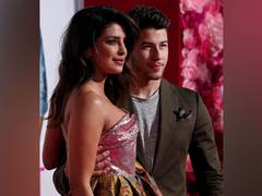 
      
      Nick Jonas, Priyanka Chopra attend star-studded fashion show
      
      