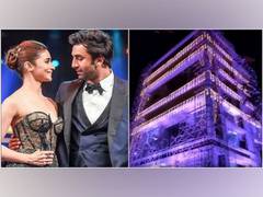 
      
      Ranbir Kapoor's Mumbai bungalow decorated with lights
      
      