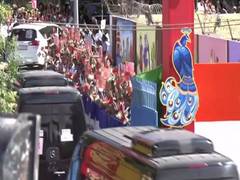 
      
      India rolls out red carpet to welcome Xi in Chennai
      
      