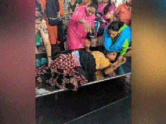 
      
      Mumbai: Woman delivers baby boy at Dombivli railway station 
      
      