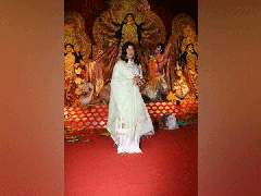 
      
      Priyanka Chopra stuns all with her presence at Durga Puja...
      
      