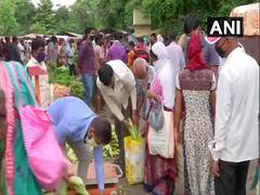 
      
      People rush to vegetable markets ahead of 10-day lockdown in Pune
      
      