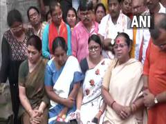 
      
      BJP leaders Khushbu Sundar, Rekha Verma slam Mamata Banerjee 
      
      