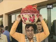 
      
      BJP MLA brings basket of locusts in Rajasthan Assembly, seeks...
      
      