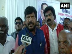 
      
      Ram Das Athawale meets CM Fadnavis, demands 2 seats
      
      